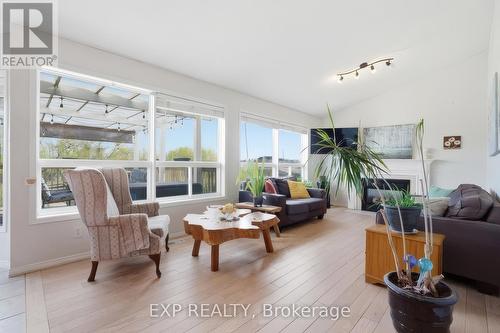 195 Green Vista Drive, Cambridge, ON - Indoor Photo Showing Living Room