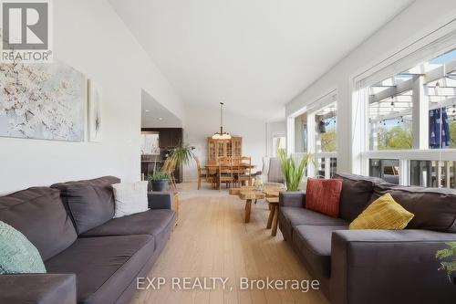 195 Green Vista Drive, Cambridge, ON - Indoor Photo Showing Living Room