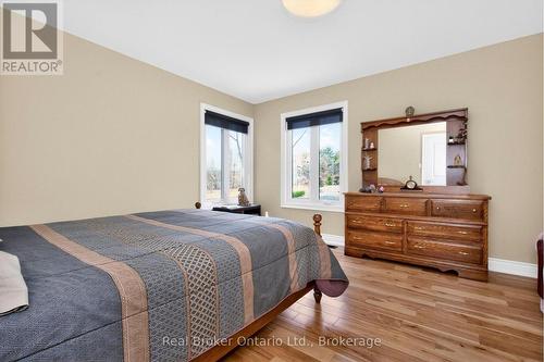 280 Peek-A-Boo Trail, Tiny, ON - Indoor Photo Showing Bedroom