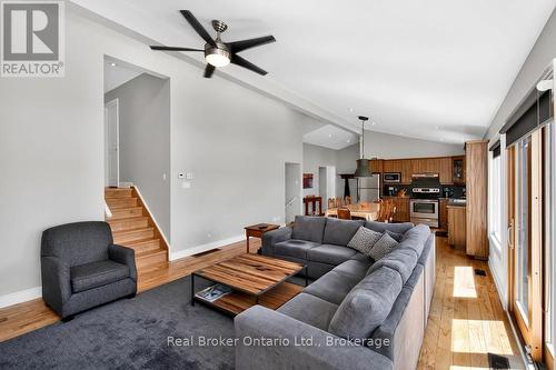 280 Peek-A-Boo Trail, Tiny, ON - Indoor Photo Showing Living Room