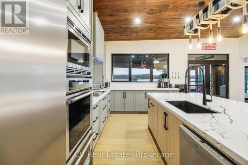 1069 White Eagle Road, Gravenhurst (Morrison), ON - Indoor Photo Showing Kitchen With Stainless Steel Kitchen With Upgraded Kitchen