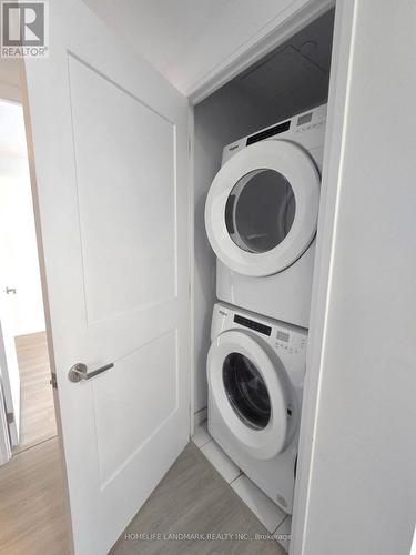 3318 - 50 Dunfield Avenue, Toronto, ON - Indoor Photo Showing Laundry Room