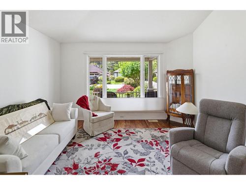 550 Yates Road Unit# 235 Lot# 30, Kelowna, BC - Indoor Photo Showing Living Room