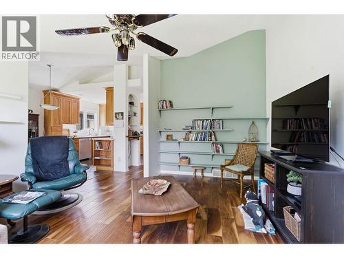 550 Yates Road Unit# 235 Lot# 30, Kelowna, BC - Indoor Photo Showing Living Room