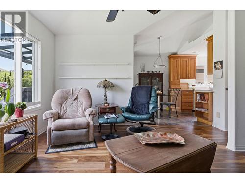 550 Yates Road Unit# 235 Lot# 30, Kelowna, BC - Indoor Photo Showing Living Room