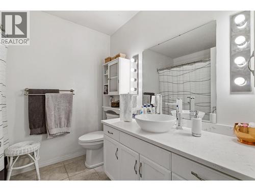 550 Yates Road Unit# 235 Lot# 30, Kelowna, BC - Indoor Photo Showing Bathroom