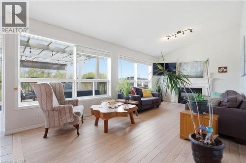 195 Green Vista Drive, Cambridge, ON - Indoor Photo Showing Living Room