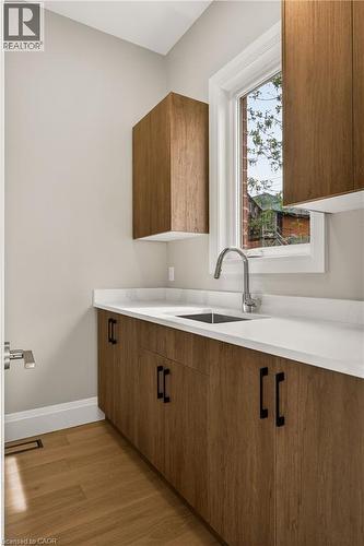 Wood-finish flooring with a contrasting baseboard - 279 Hess Street S, Hamilton, ON - Indoor Photo Showing Bathroom