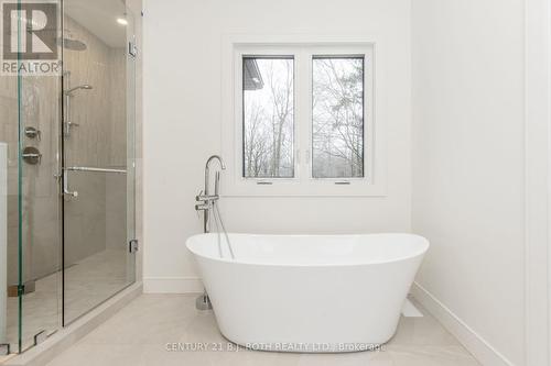 56 Brennan Avenue, Barrie, ON - Indoor Photo Showing Bathroom