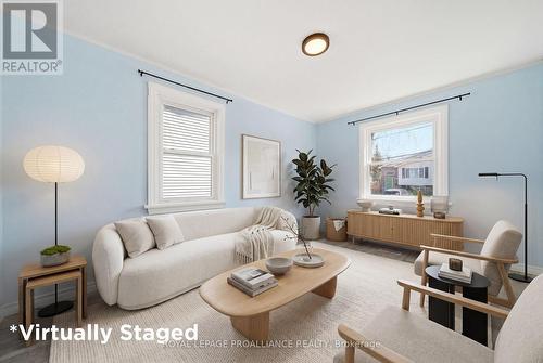 38 Oak Street, Belleville (Belleville Ward), ON - Indoor Photo Showing Living Room