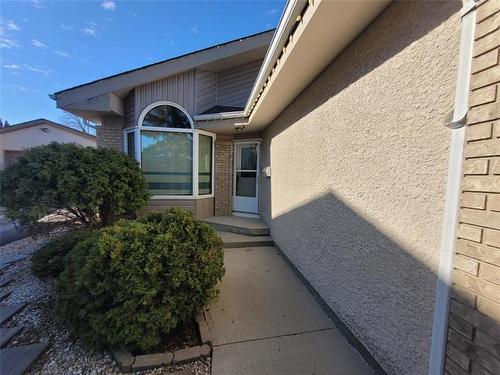 266 Island Lakes Dr, Winnipeg, MB 