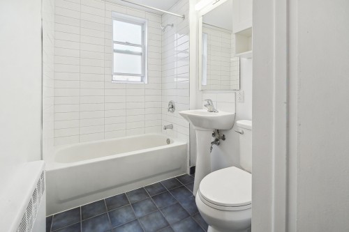 Bathroom - 2-5873 Av. Decelles, Montréal (Côte-Des-Neiges/Notre-Dame-De-Grâce), QC - Indoor Photo Showing Bathroom