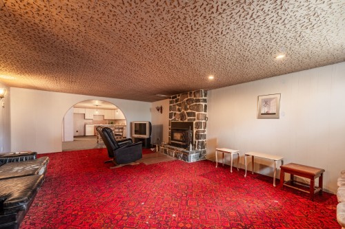 Salle familiale - 541 1Er Rang E., Sainte-Christine, QC - Indoor With Fireplace
