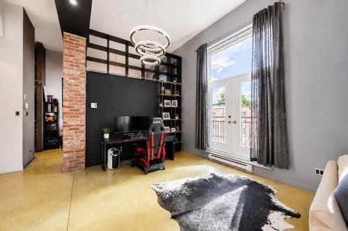 Salon - 301-2321 Av. Des Érables, Montréal (Ville-Marie), QC - Indoor