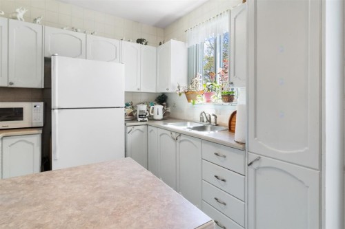 Kitchen - 330  - 332 Av. Westminster N., Montréal-Ouest, QC - Indoor Photo Showing Kitchen With Double Sink