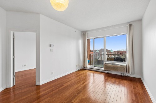 Salon - 406-1500 Rue St-Louis, Montréal (Saint-Laurent), QC - Indoor