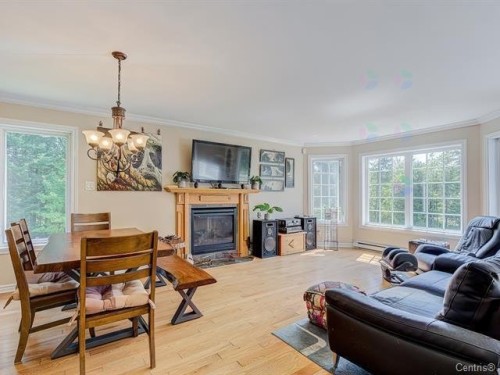 Salon - 159 Ch. Scott, Gore, QC - Indoor With Fireplace