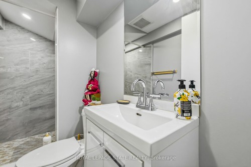 624 Upper Ottawa Street, Hamilton, ON - Indoor Photo Showing Bathroom