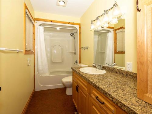 477 Highway 586, Thunder Bay, ON - Indoor Photo Showing Bathroom
