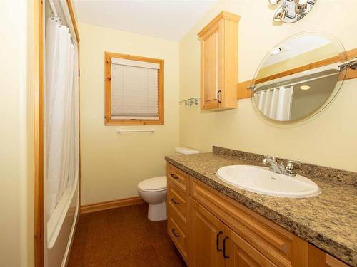 477 Highway 586, Thunder Bay, ON - Indoor Photo Showing Bathroom