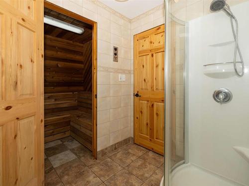 477 Highway 586, Thunder Bay, ON - Indoor Photo Showing Bathroom