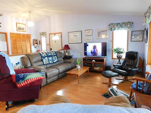 68 Plummer Road, Eagle River, ON - Indoor Photo Showing Living Room