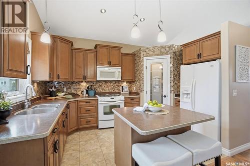 139 Pulles Crescent, Saskatoon, SK - Indoor Photo Showing Kitchen With Double Sink