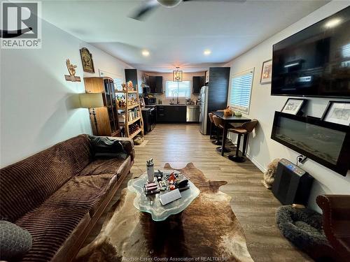 160 Michael, Lakeshore, ON - Indoor Photo Showing Living Room