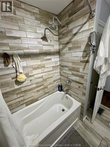 160 Michael, Lakeshore, ON - Indoor Photo Showing Bathroom