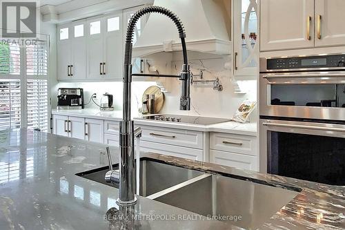 14 Piazza Crescent, Vaughan, ON - Indoor Photo Showing Kitchen