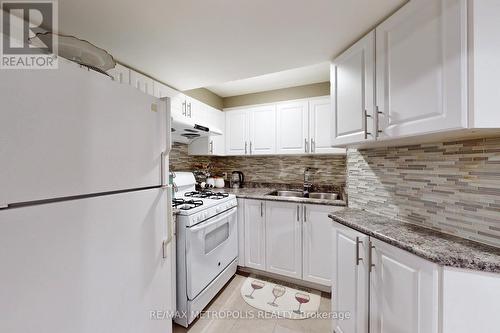 14 Piazza Crescent, Vaughan, ON - Indoor Photo Showing Kitchen With Double Sink