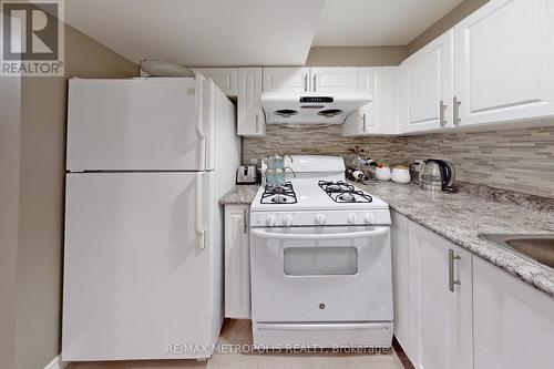 14 Piazza Crescent, Vaughan, ON - Indoor Photo Showing Kitchen
