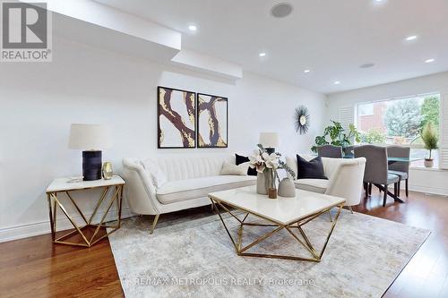 14 Piazza Crescent, Vaughan, ON - Indoor Photo Showing Living Room