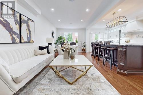 14 Piazza Crescent, Vaughan, ON - Indoor Photo Showing Living Room