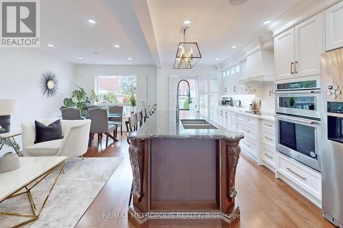 14 Piazza Crescent, Vaughan, ON - Indoor Photo Showing Kitchen With Double Sink With Upgraded Kitchen