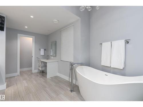 9509 99B St Nw, Edmonton, AB - Indoor Photo Showing Bathroom