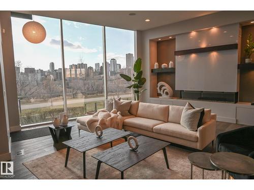9509 99B St Nw, Edmonton, AB - Indoor Photo Showing Living Room