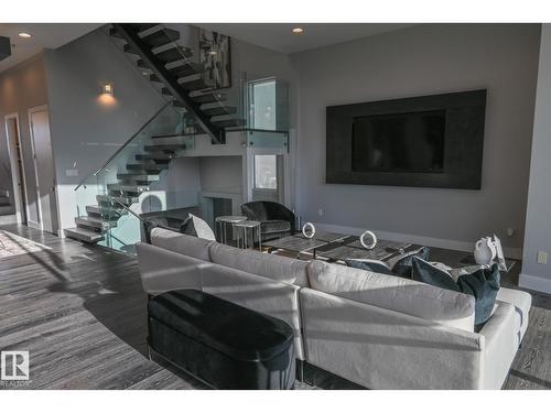 9509 99B St Nw, Edmonton, AB - Indoor Photo Showing Living Room