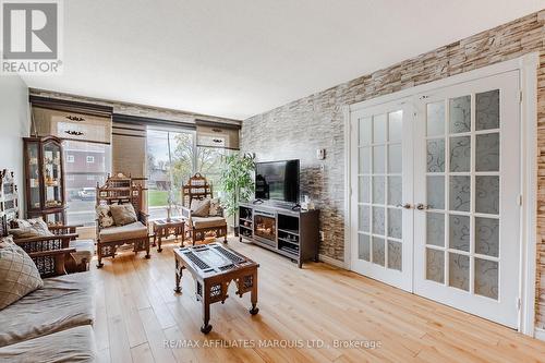 812 Glengarry Boulevard, Cornwall, ON - Indoor Photo Showing Living Room