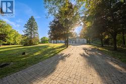 8 RIDGEWOOD DRIVE Richmond Hill, ON L4E 3M1
