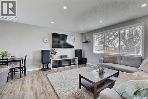 110 Fulton Drive, Regina, SK - Indoor Photo Showing Living Room