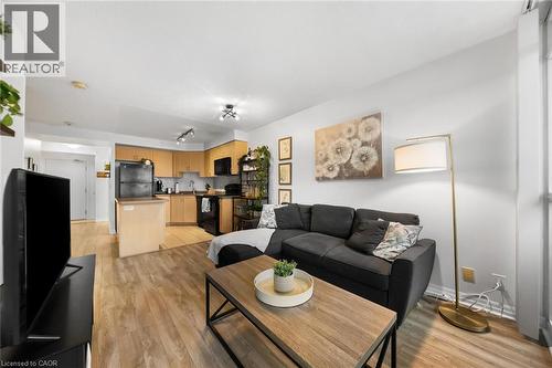 1940 Ironstone Drive Unit# 808, Burlington, ON - Indoor Photo Showing Living Room