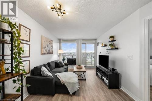 1940 Ironstone Drive Unit# 808, Burlington, ON - Indoor Photo Showing Living Room