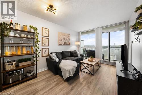 1940 Ironstone Drive Unit# 808, Burlington, ON - Indoor Photo Showing Living Room