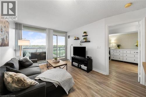 1940 Ironstone Drive Unit# 808, Burlington, ON - Indoor Photo Showing Living Room