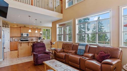 7666 Lichen Road, Anglemont, BC - Indoor Photo Showing Living Room