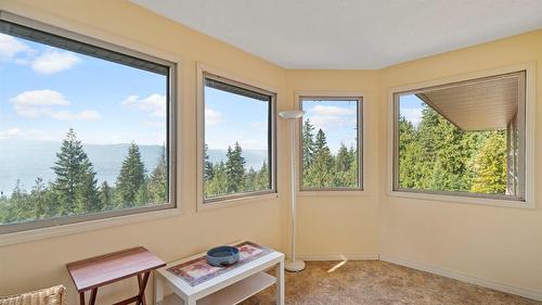 7666 Lichen Road, Anglemont, BC - Indoor Photo Showing Other Room