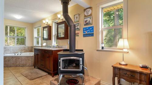 7666 Lichen Road, Anglemont, BC - Indoor Photo Showing Other Room