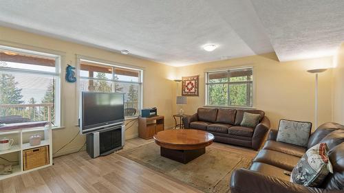 7666 Lichen Road, Anglemont, BC - Indoor Photo Showing Living Room