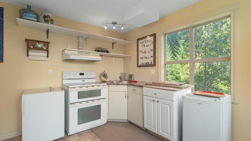 7666 Lichen Road, Anglemont, BC - Indoor Photo Showing Kitchen